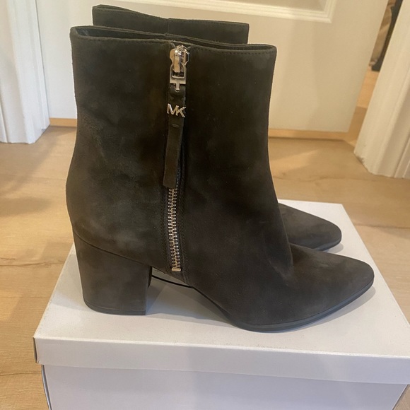 Micheal Kors Boots - Picture 3 of 4